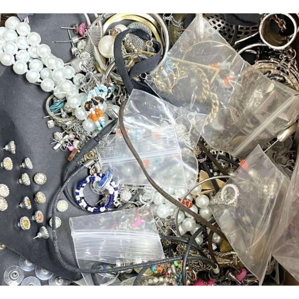 2 LB Jewelry Bundle – Vintage to Modern Grab Bag – Wearable Estate Jewelry - Picture 9 of 11